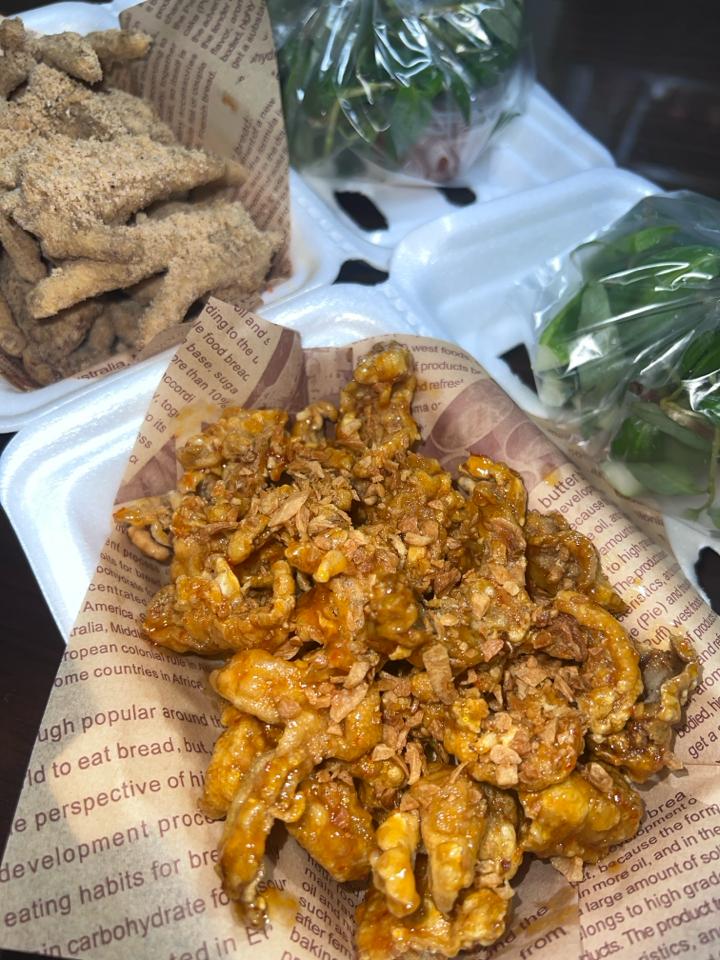 Rút xương mắm nhỏ-duoc-ban-tai-Chân gà quái thú