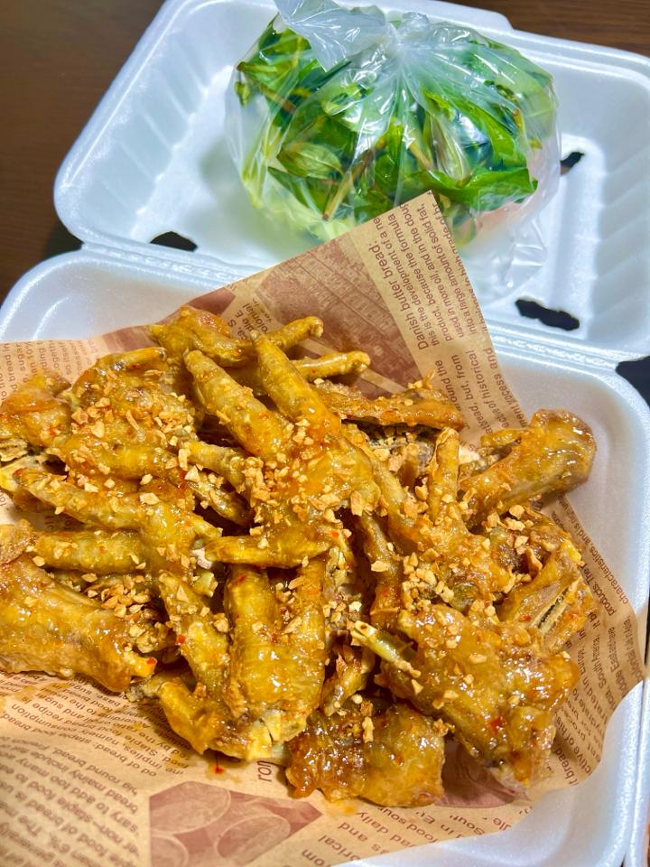 Có xương bơ lớn-duoc-ban-tai-Chân gà quái thú