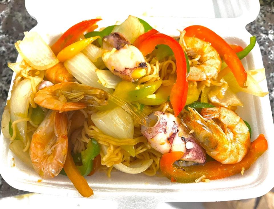 Mì xào hải sản-duoc-ban-tai-Tiệm  Ốc Bii