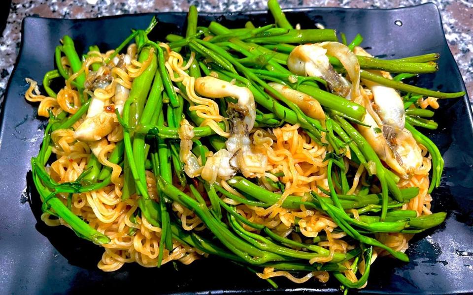 Mì xào móng tay rau muống-duoc-ban-tai-Tiệm  Ốc Bii