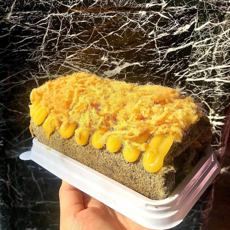 Bông lan cuộn mè đen trứng muối sốt bơ-duoc-ban-tai-Nha Nha Bakery