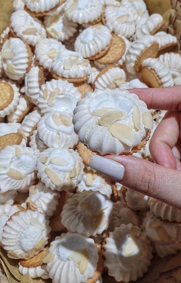 Meringue cookie Hạnh nhân-duoc-ban-tai-Nha Nha Bakery