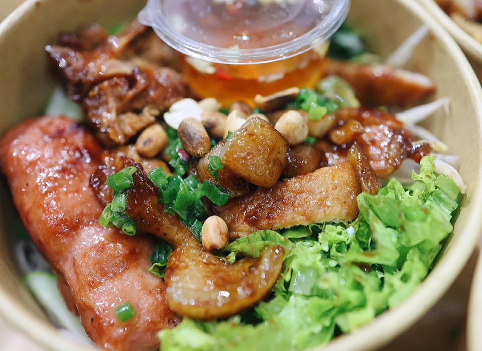 Bún thịt nướng thập cẩm-duoc-ban-tai-Bếp của Phụng