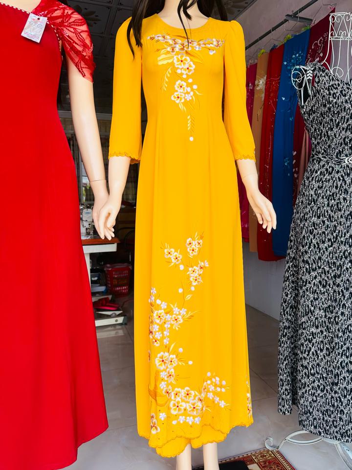 1 bộ màu vàng vải thêu đục tà-duoc-ban-tai-Áo dài Mỹ Hòa