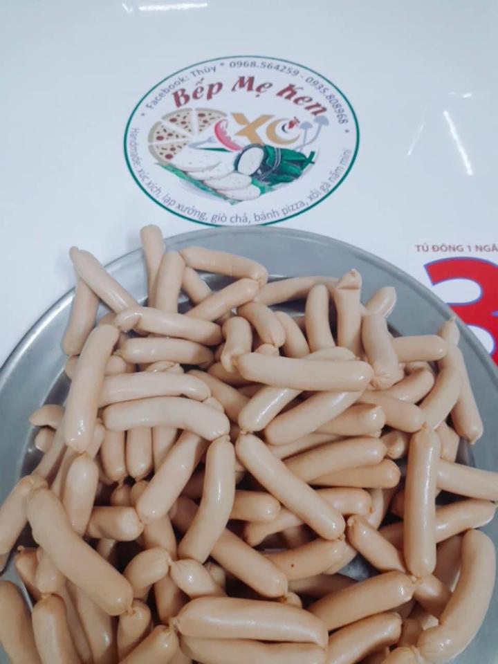 Xúc xích heo-duoc-ban-tai-Bếp Mẹ Ken
