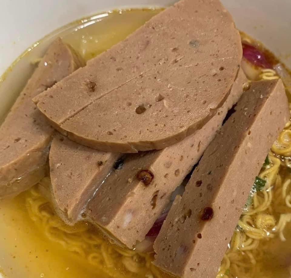 Xúc xích bò-duoc-ban-tai-Bếp Mẹ Ken