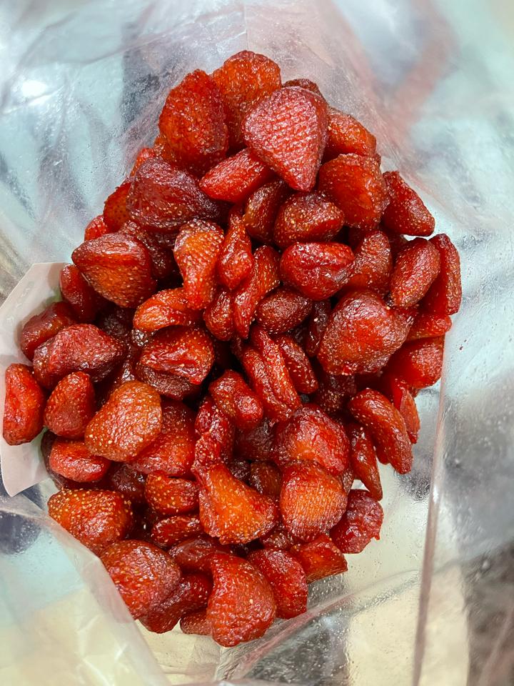 Dâu tây sấy dẻo-duoc-ban-tai-Thach Lan