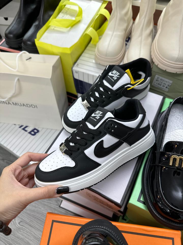 Giày Nike Trắng Đen Cổ Thấp-duoc-ban-tai-Quản Thuu Hà