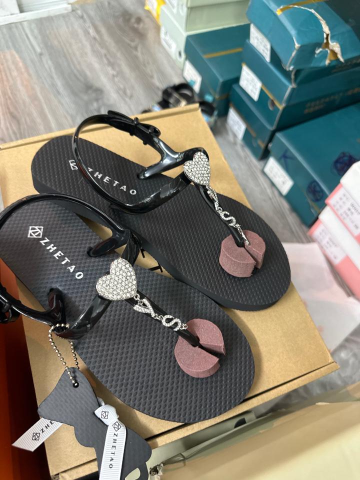 Sandal tông YsL-duoc-ban-tai-Quản Thuu Hà