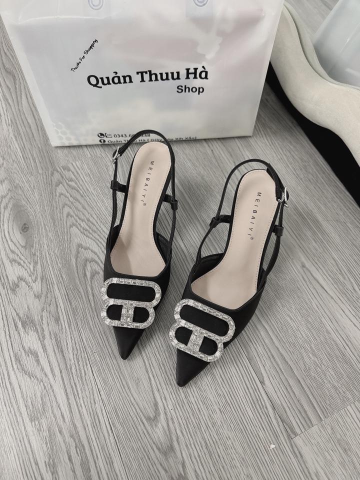 Guốc B Đá-duoc-ban-tai-Quản Thuu Hà