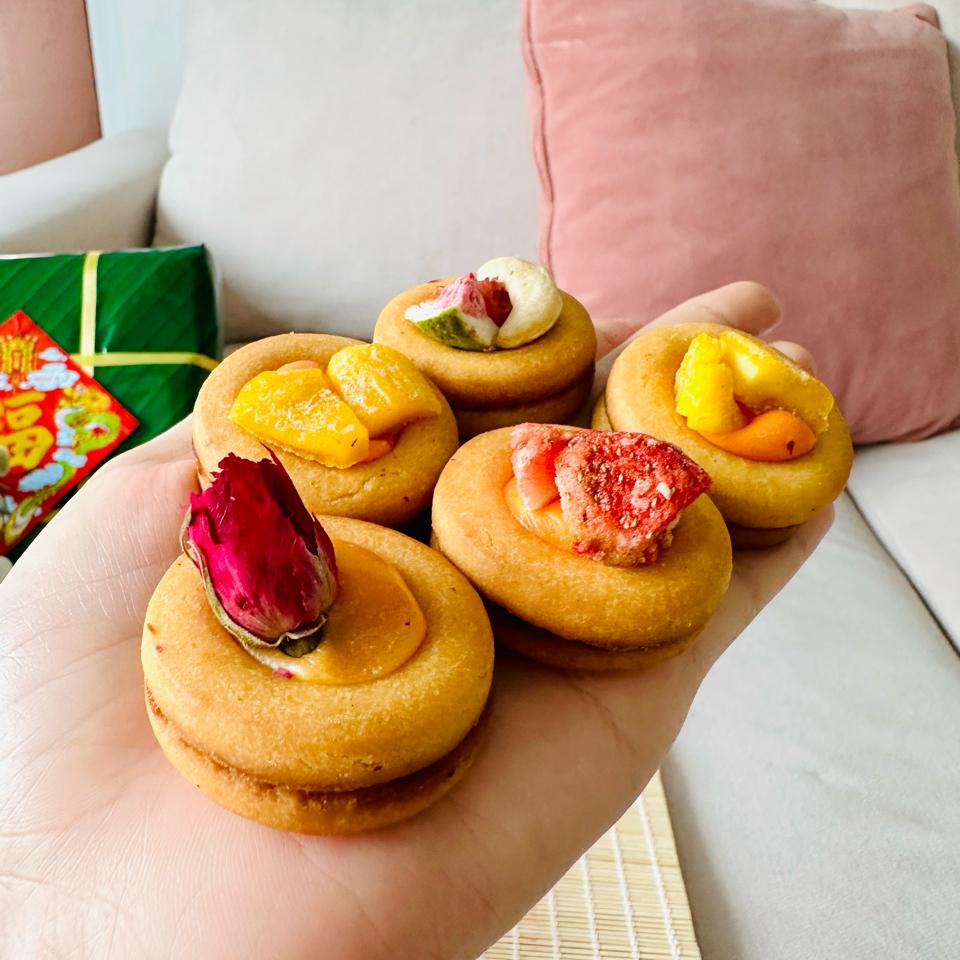 Bánh trứng muối hoa quả sấy-duoc-ban-tai-DuMi Beauty