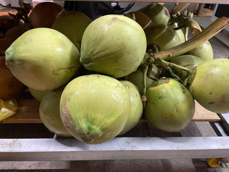 Dừa tươi-duoc-ban-tai-BÁCH HÓA TỔNG HỢP THANH LIÊM
