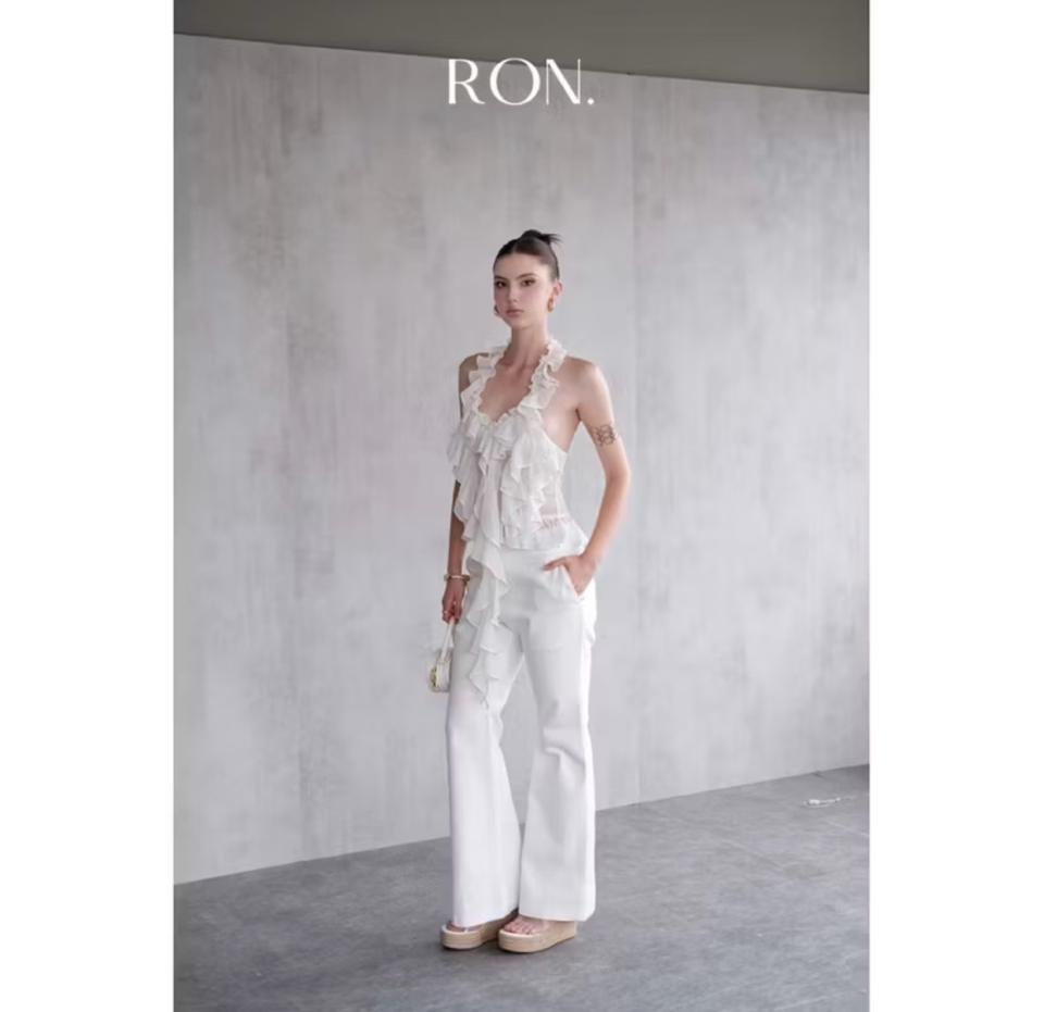  Quần loe kaki trắng RON basic-duoc-ban-tai-Cunnei