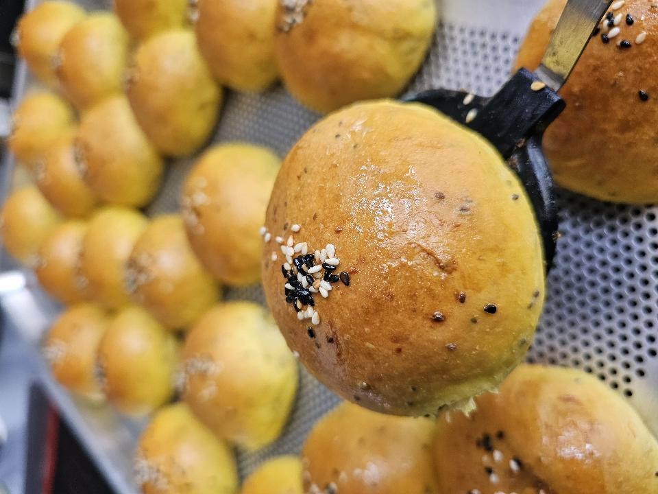 Bánh mì Bí Đỏ không đường set 10 roll-duoc-ban-tai-Rio Cake Delivery
