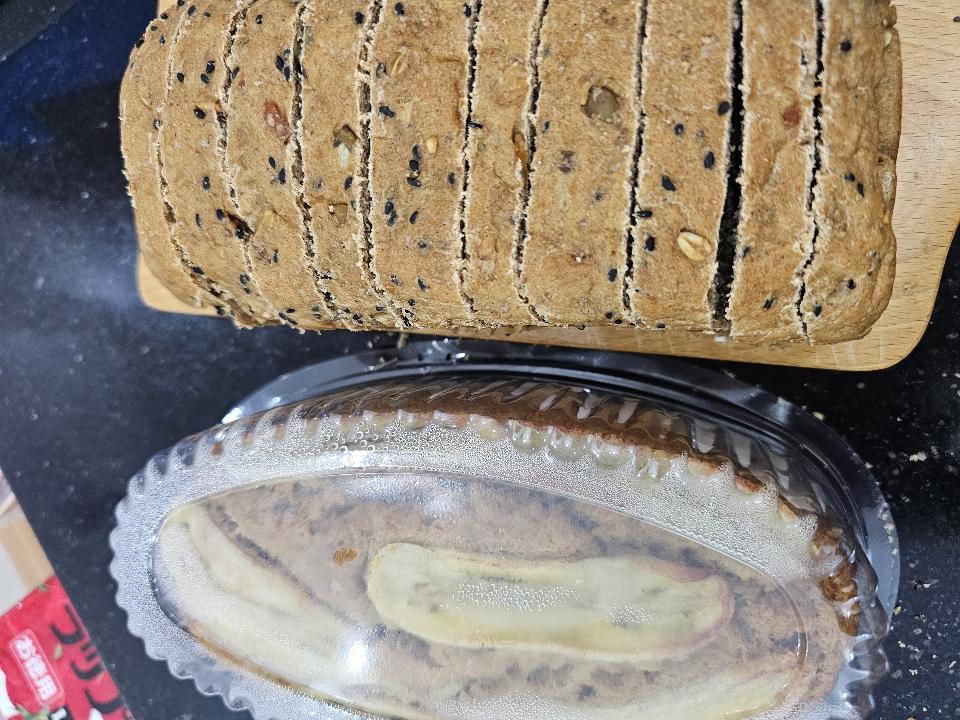 COMBO CHUỐI CAFE +BÁNH MÌ ĐEN MIX HẠT-duoc-ban-tai-Rio Cake Delivery