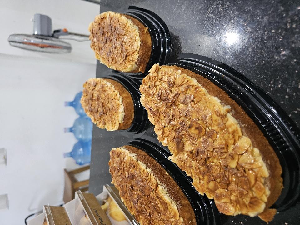 Cake Hạnh Nhân (Caramelized Almond)-duoc-ban-tai-Rio Cake Delivery