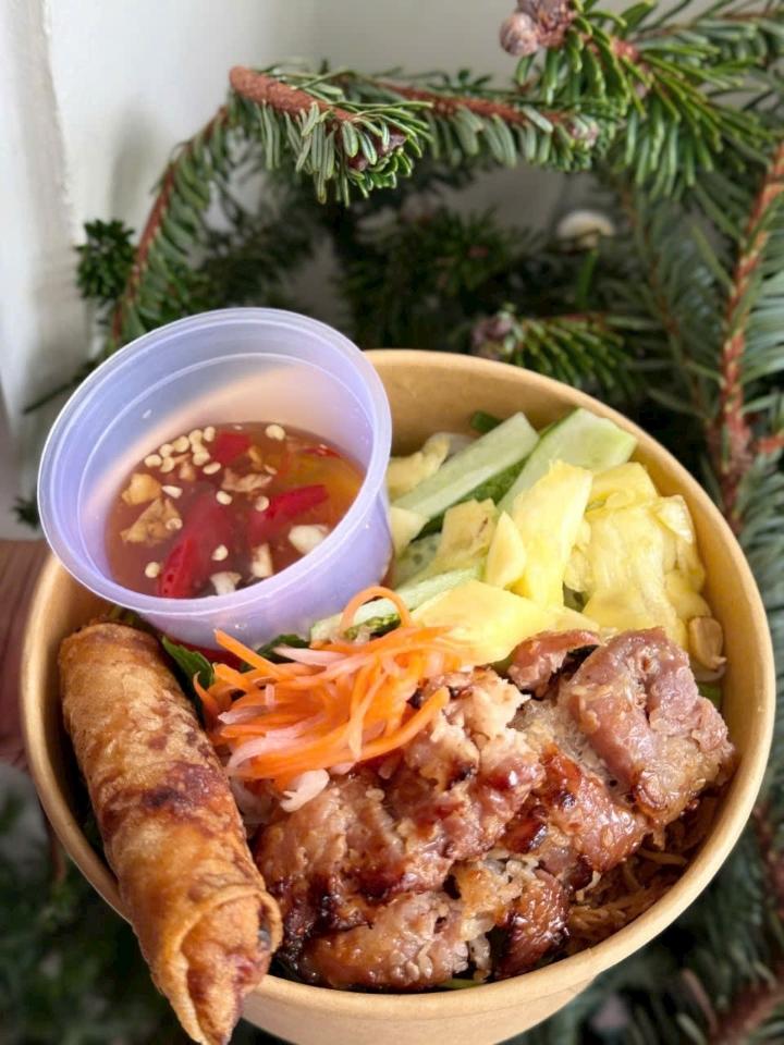 Bún thịt xiên nướng kèm chả giò Tôm-duoc-ban-tai-Rio Cake Delivery