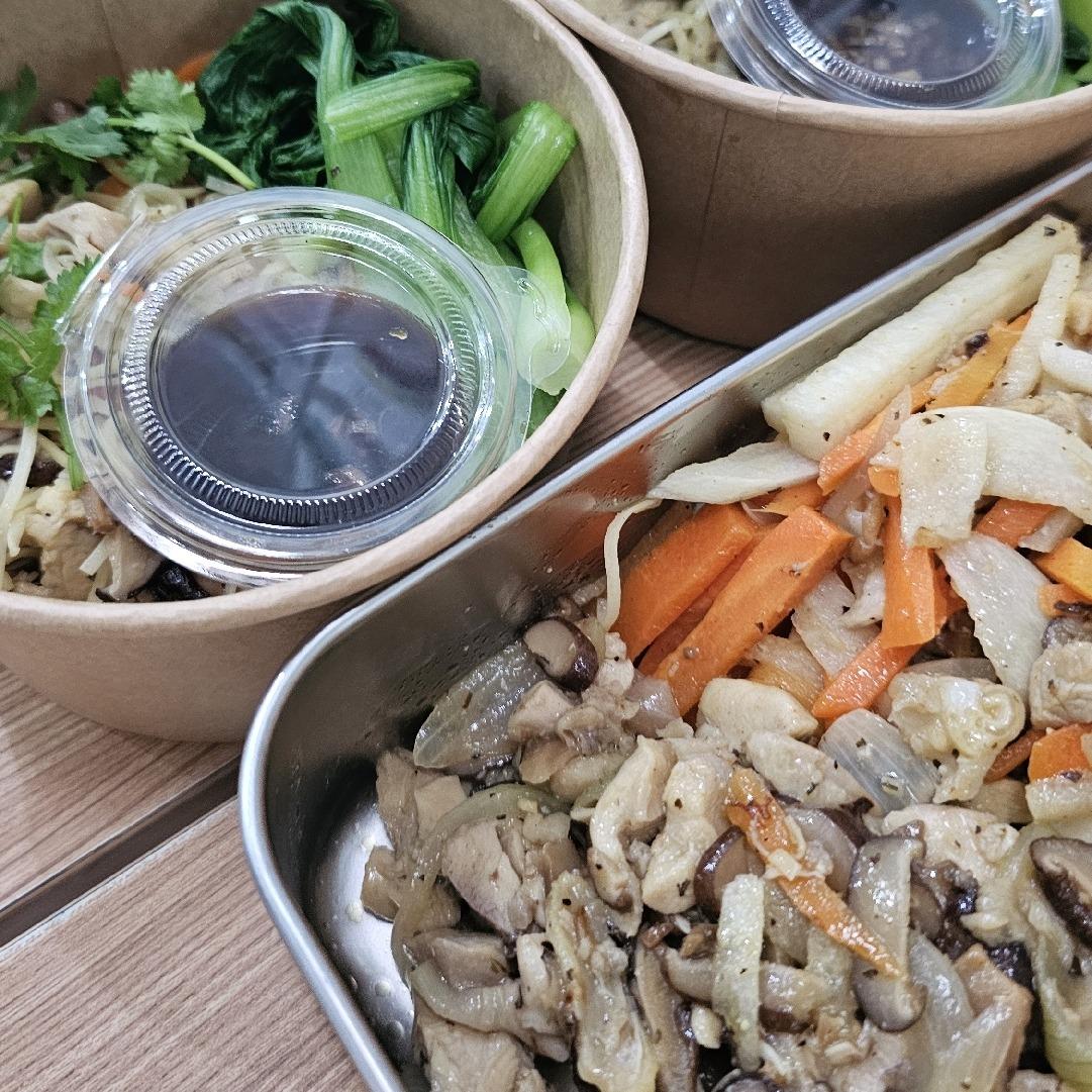 MIẾN/MÌ XÀO GÀ NẤM-duoc-ban-tai-Rio Cake Delivery
