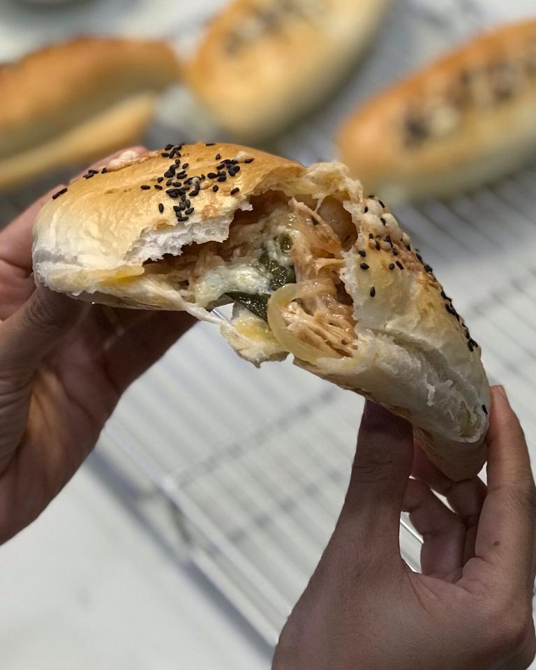Bánh mì Gà xé phomai vị Ý-duoc-ban-tai-Rio Cake Delivery