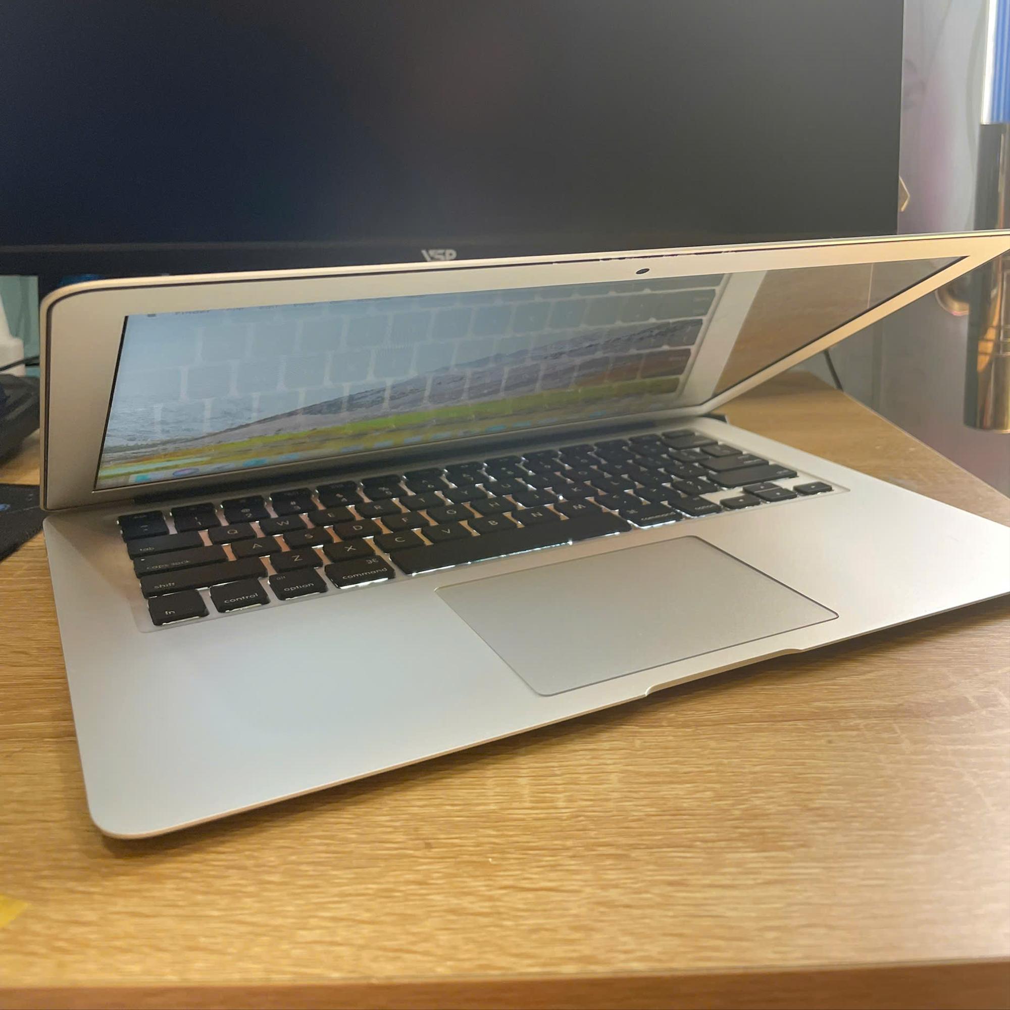MacBook Air 2017 13inch-duoc-ban-tai-Vi Tính Kim Trân