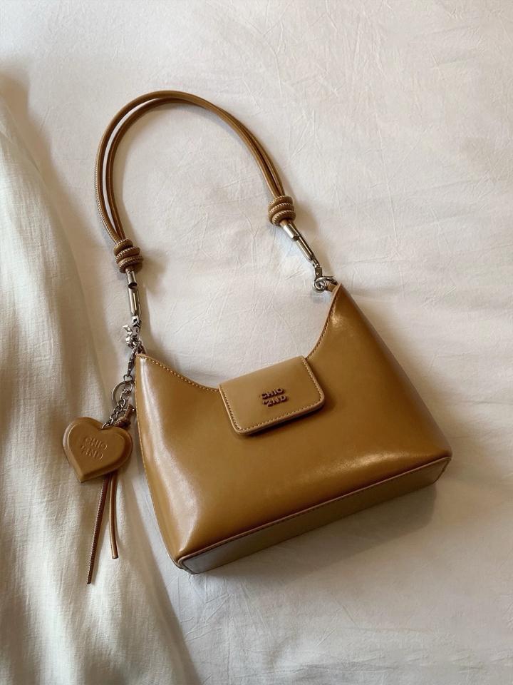 Chio’2nd kẹp nách nâu charm tim-duoc-ban-tai-Tiger Shop