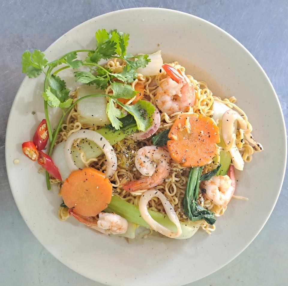 Seafood Noodle-duoc-ban-tai-Trương Sa Restaurant