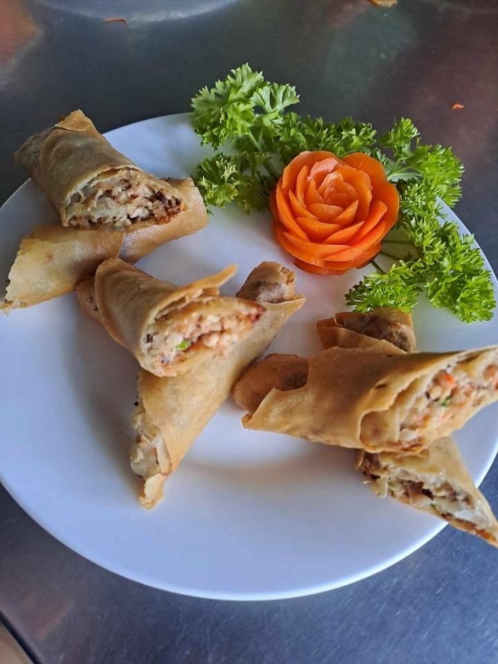 Spring roll-duoc-ban-tai-Trương Sa Restaurant