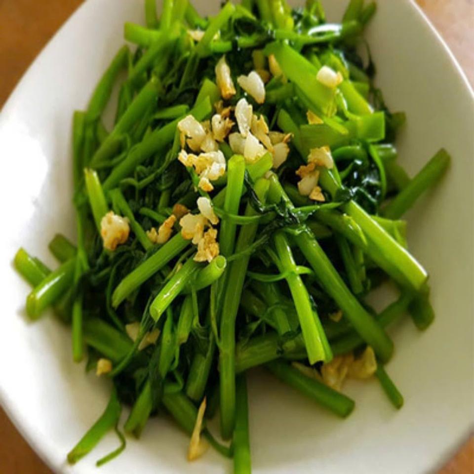 Sauteed Garlic-duoc-ban-tai-Trương Sa Restaurant