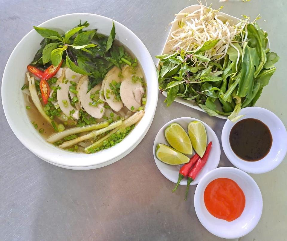 Chicken Pho-duoc-ban-tai-Trương Sa Restaurant