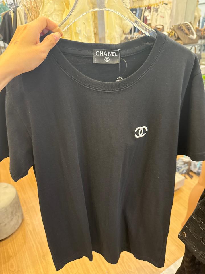 Áo thun hiệu chanel -duoc-ban-tai-Lisa