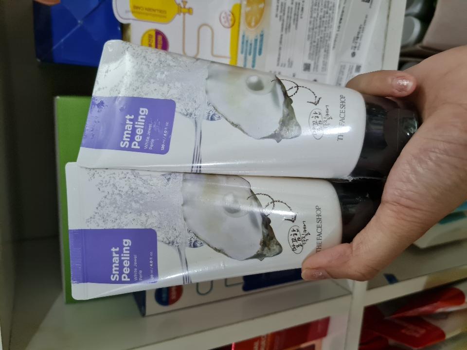 Tẩy da chết ngọc trai The Face Shop-duoc-ban-tai-Cao Thu. Hàn Quốc Mix Shop