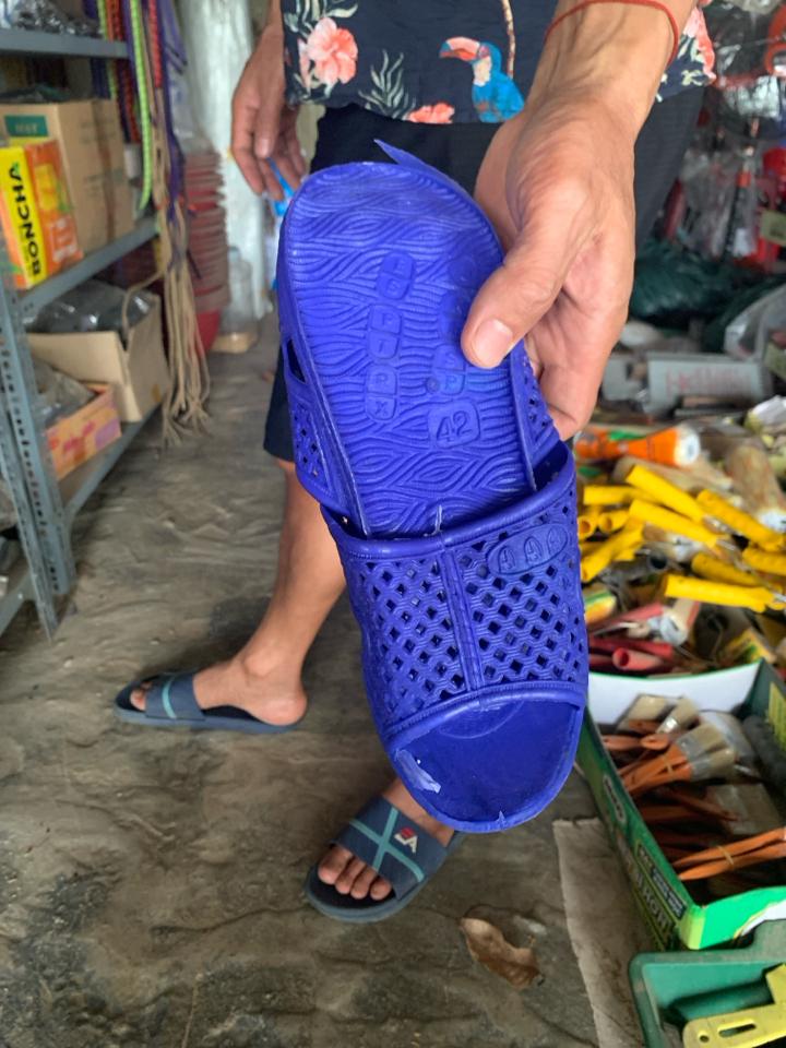 Dép nhựa 2-duoc-ban-tai-Cô nở