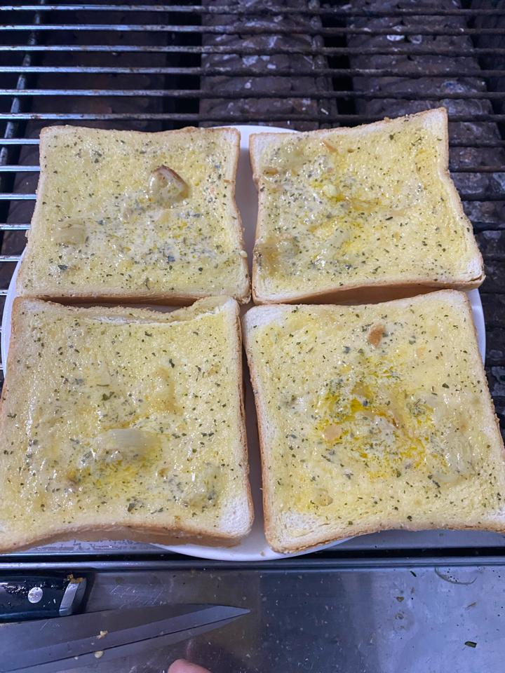 bánh mì bơ tỏi nhỏ-duoc-ban-tai-Ốc nàng dâu