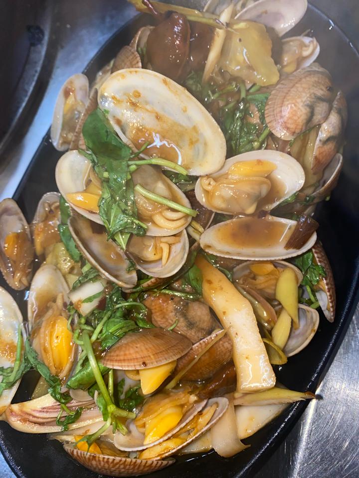 ngao hoa xào dứa-duoc-ban-tai-Ốc nàng dâu