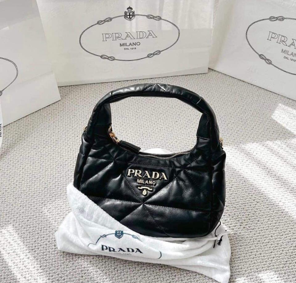 Túi Prada hobo-duoc-ban-tai-8686
