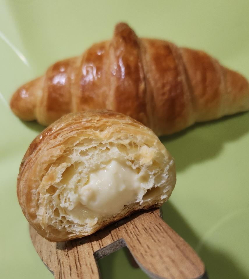 Croissant xốt kem-duoc-ban-tai-MiNa Baker