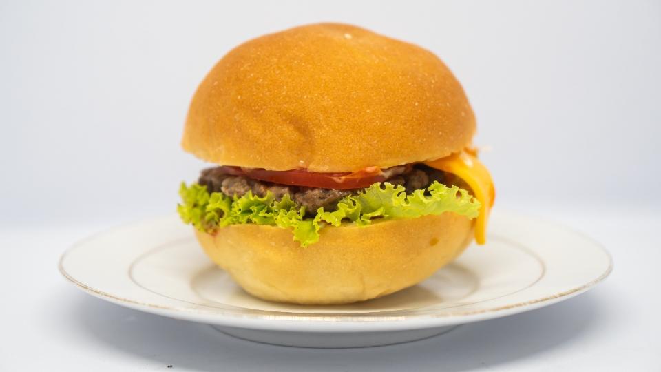 Burger Phô Mai-duoc-ban-tai-MiNa Baker