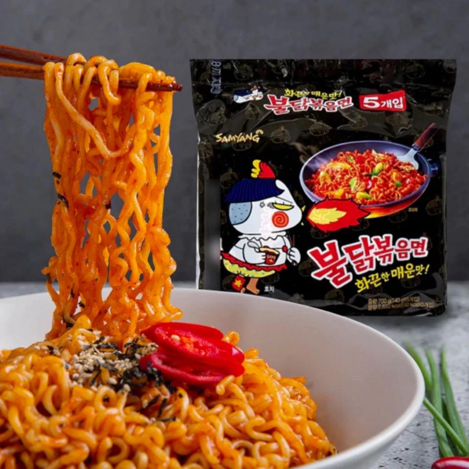 Mì khô gà cay Samyang 140g-duoc-ban-tai-KOREAN FOOD STATION
