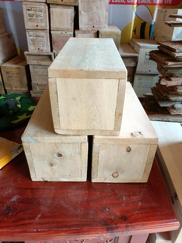 Thùng ong dú gỗ bời lời 17*17*40*2-duoc-ban-tai-VẬT TƯ NUÔI ONG VỮNG TOÀN