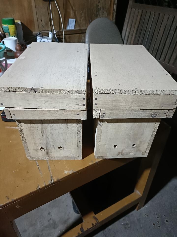 Thùng phối ong ngoại cầu 25cm-duoc-ban-tai-VẬT TƯ NUÔI ONG VỮNG TOÀN