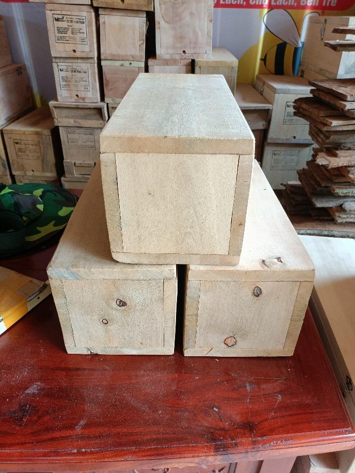 Thùng ong dú gỗ bời lời 17*17*40*2-duoc-ban-tai-VẬT TƯ NUÔI ONG VỮNG TOÀN