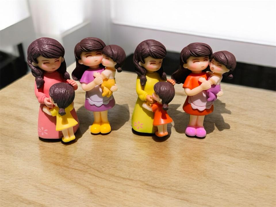 Mẹ và bé gái ( mẫu ngẫu nhiên)-duoc-ban-tai-Thanh Lee Nguyễn( phụ kiện tiểu cảnh).
