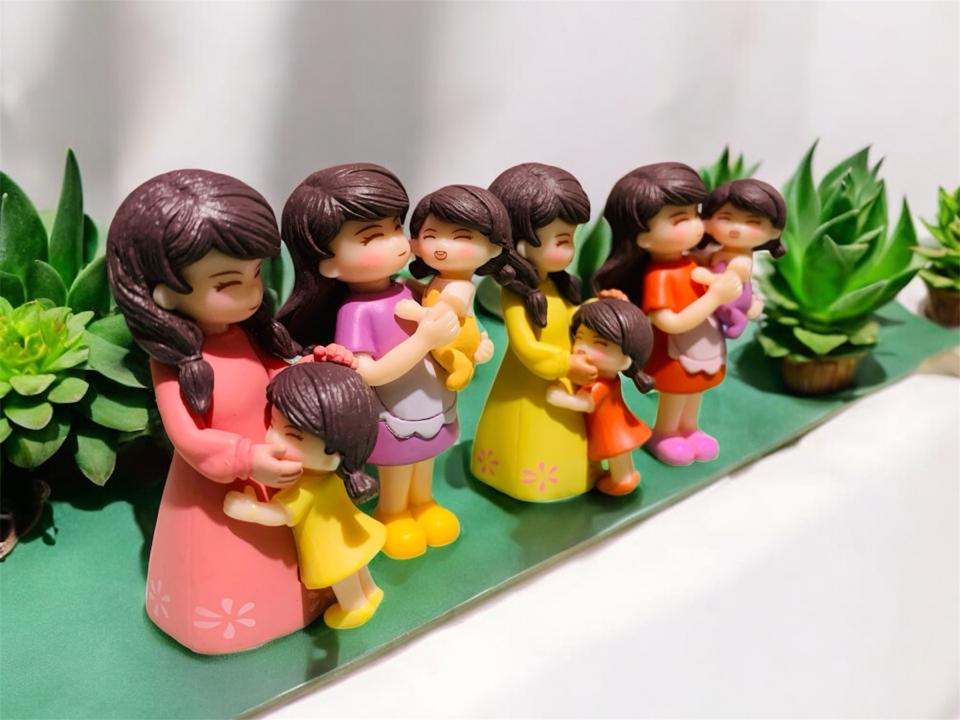 Mẹ và bé gái ( mẫu ngẫu nhiên)-duoc-ban-tai-Thanh Lee Nguyễn( phụ kiện tiểu cảnh).