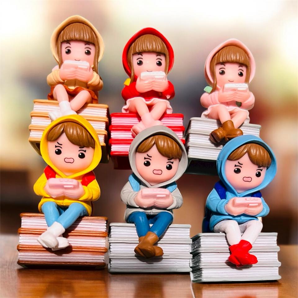  Bé chơi game ( giá đơn )3.2x5.8cm-duoc-ban-tai-Thanh Lee Nguyễn( phụ kiện tiểu cảnh).