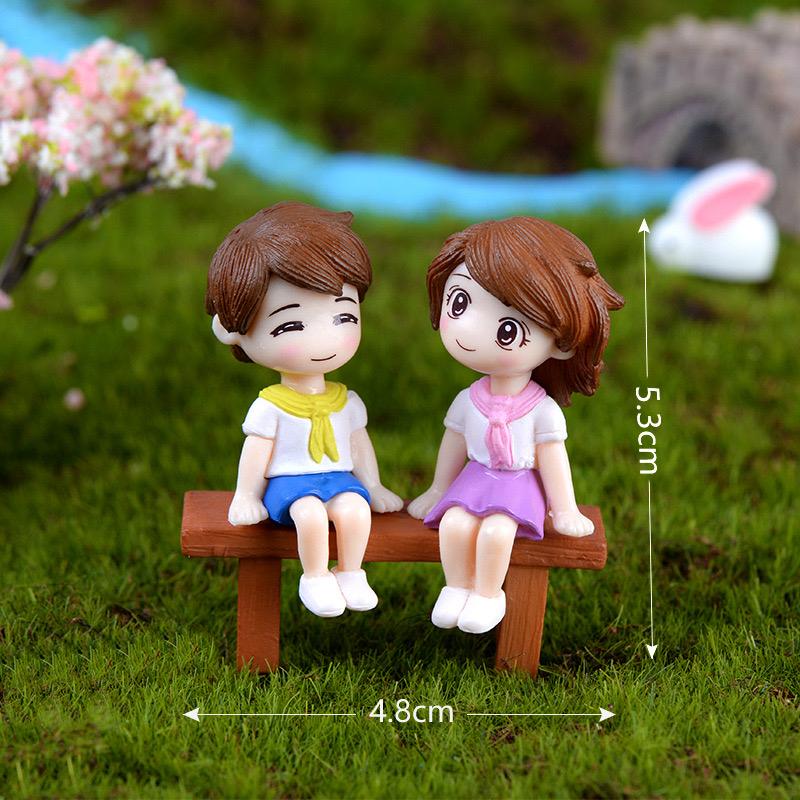 Cặp đôi học sinh ngồi ghế ( quàng khăn)-duoc-ban-tai-Thanh Lee Nguyễn( phụ kiện tiểu cảnh).