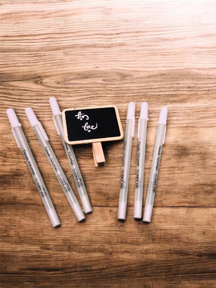 Bút gel trắng ghi bảng tên-duoc-ban-tai-Thanh Lee Nguyễn( phụ kiện tiểu cảnh).