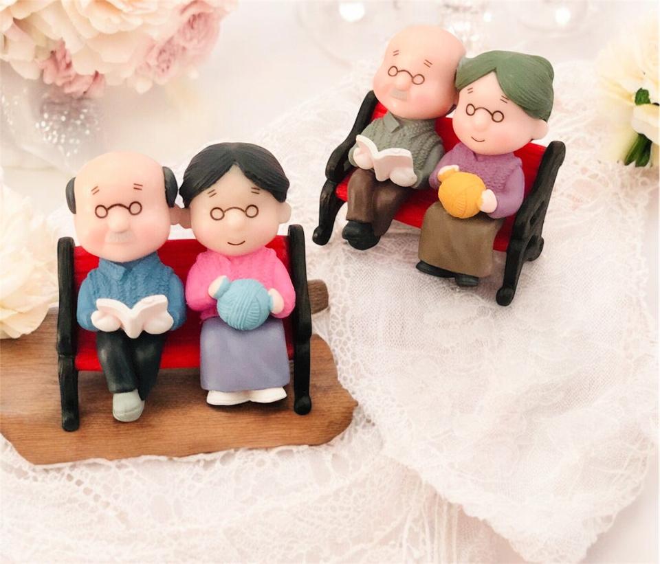 Ông bà ngồi ghế 5.5cm-duoc-ban-tai-Thanh Lee Nguyễn( phụ kiện tiểu cảnh).