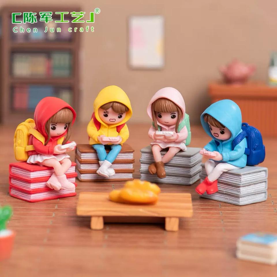  Bé chơi game ( giá đơn )3.2x5.8cm-duoc-ban-tai-Thanh Lee Nguyễn( phụ kiện tiểu cảnh).