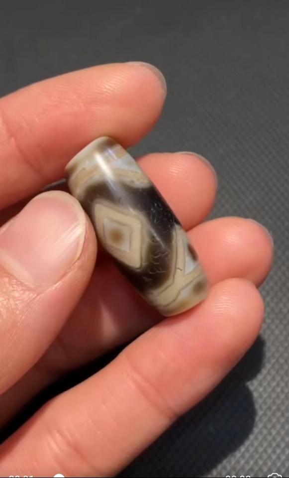 Dzi 2 mắt kim cang-duoc-ban-tai-Dzi Trâm Lê