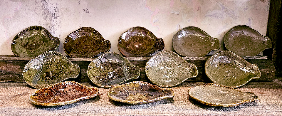 Đĩa cá nước ngọt-duoc-ban-tai-Komorebi Pottery
